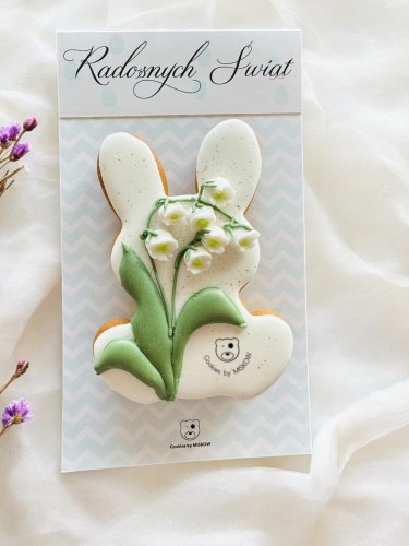 Kwiatowy zajączek z piernika na tekturce, personalizowany z logo