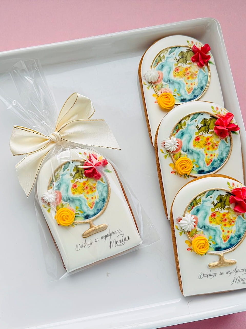 Piernik personalizowany dekorowany lukrem królewskim, globus słodkie dziękuję