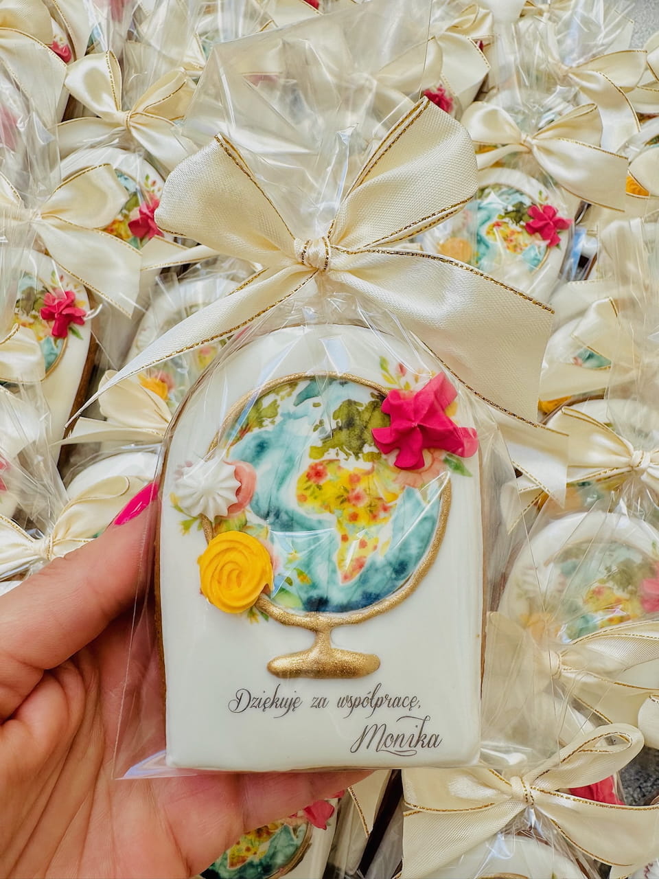 Piernik personalizowany dekorowany lukrem królewskim, globus słodkie dziękuję