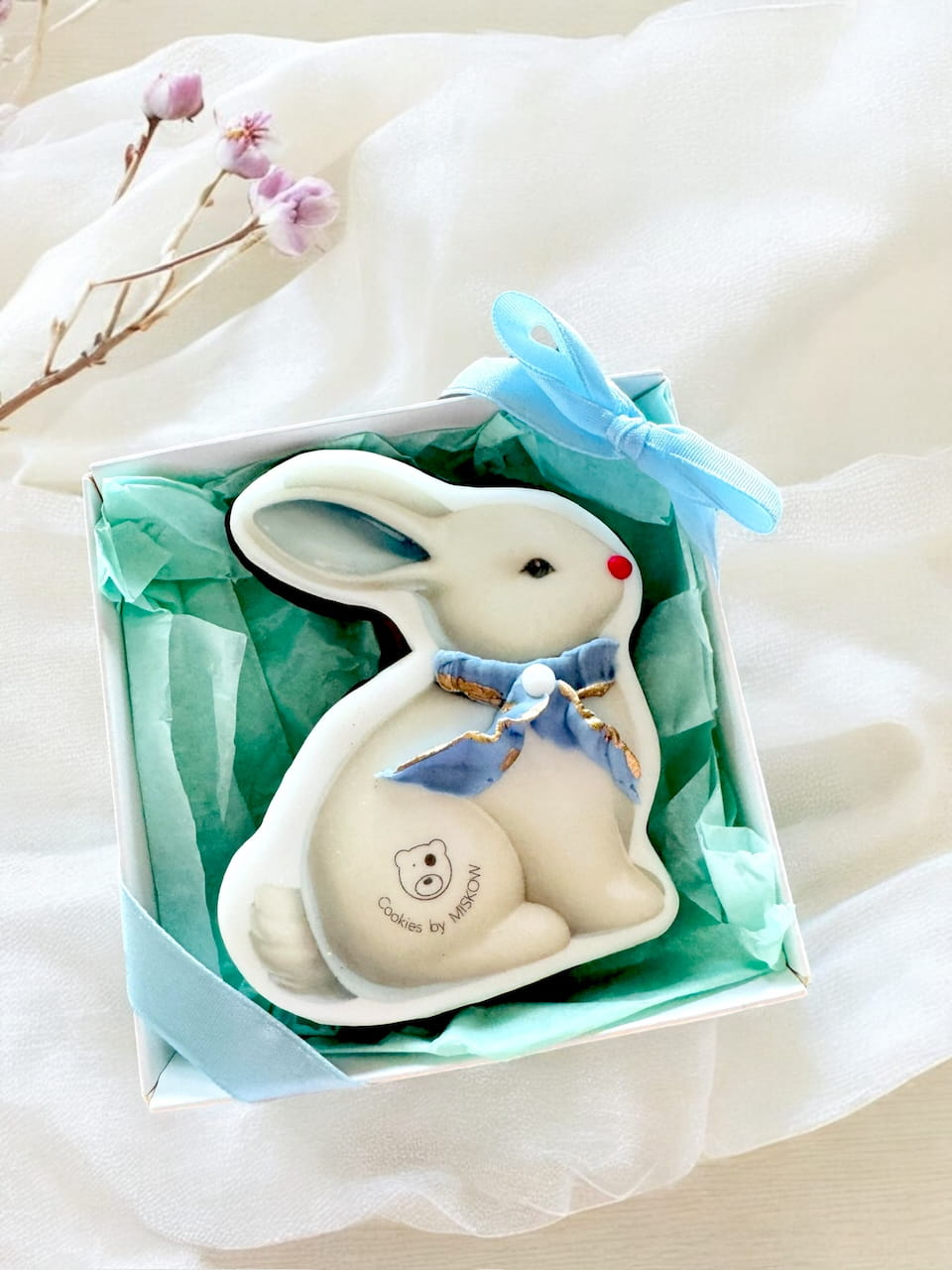 Zajączek wielkanocny z kokardą w pudełeczku, piernik personalizowany z logo