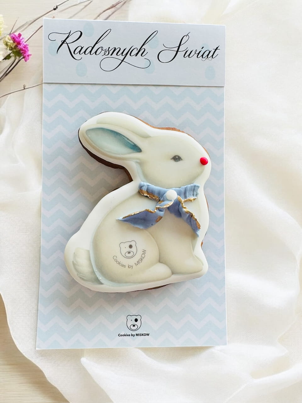 Zajączek wielkanocny z kokardą, piernik na tekturce