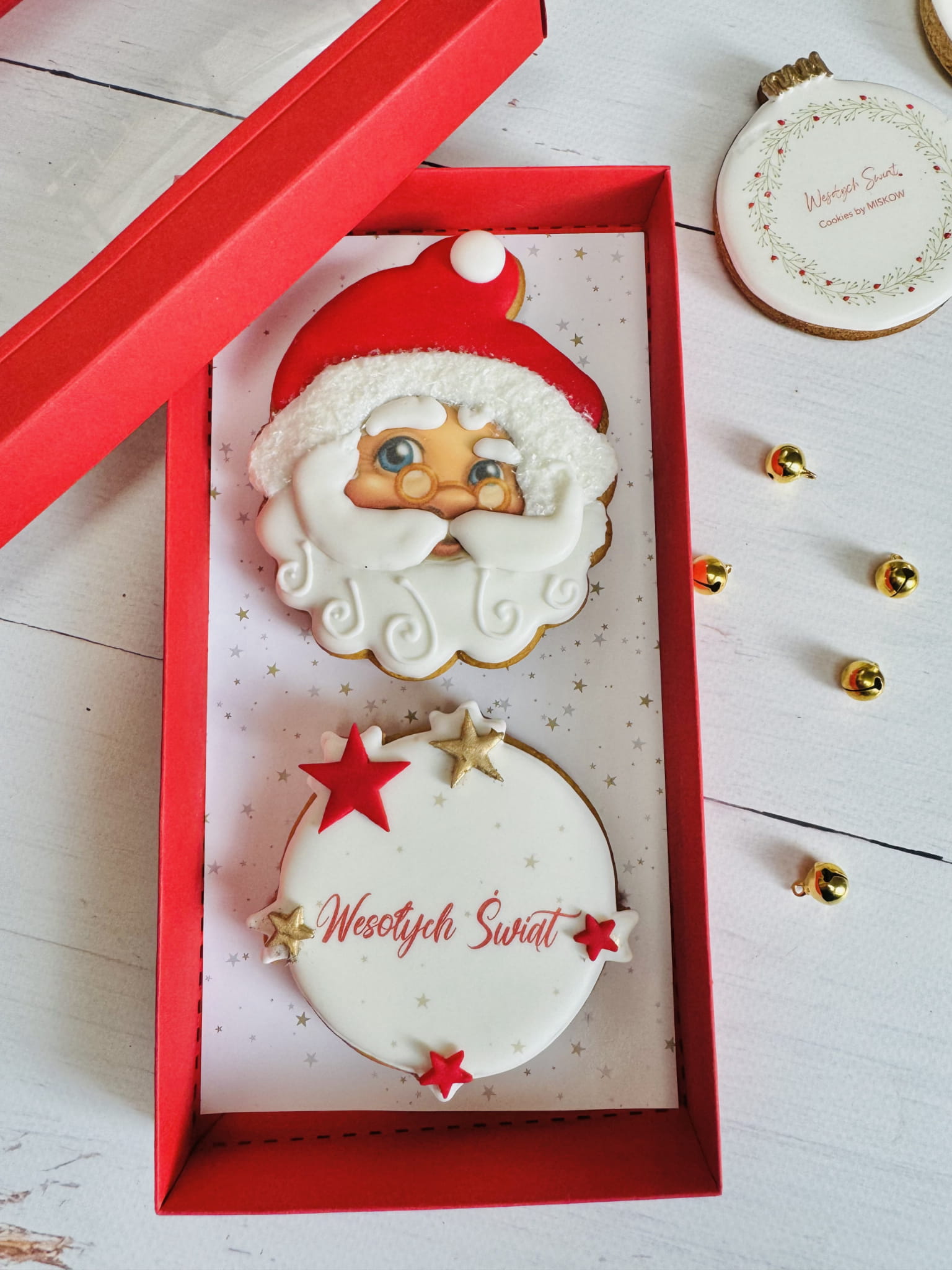 zestaw piernikowy mikołaja i bombka świąteczna